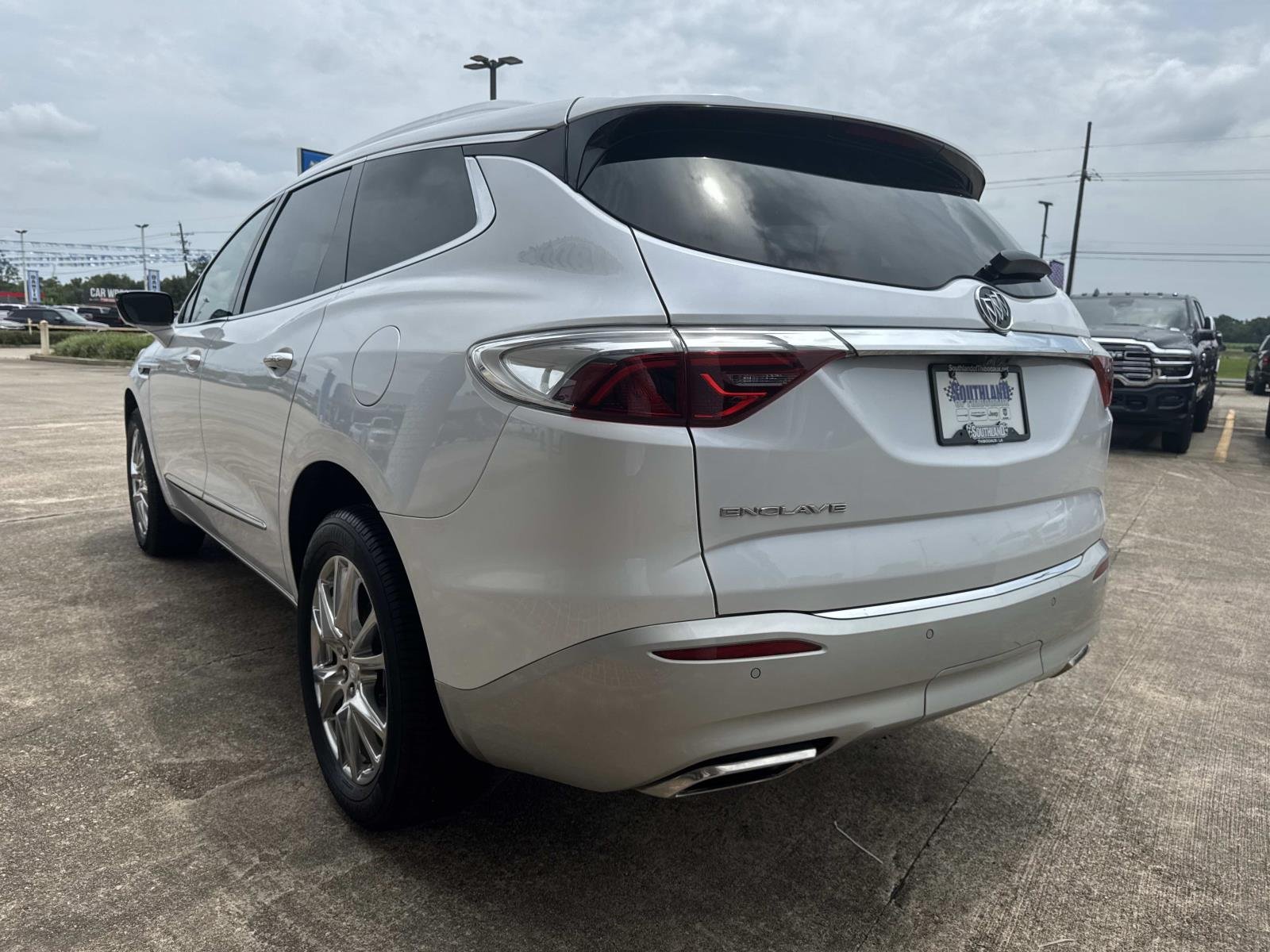 Used 2022 White Frost Tricoat Buick Premium image 5
