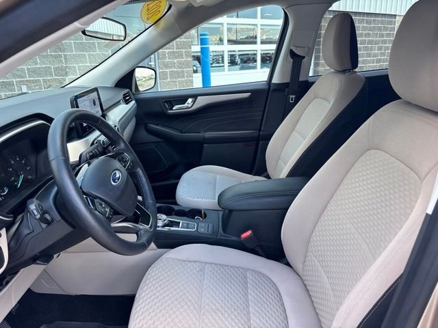 Used 2021 Gold Ford SE image 12