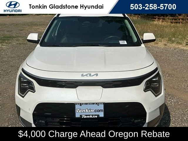 Used 2023 Snow White Pearl Kia Wave image 3