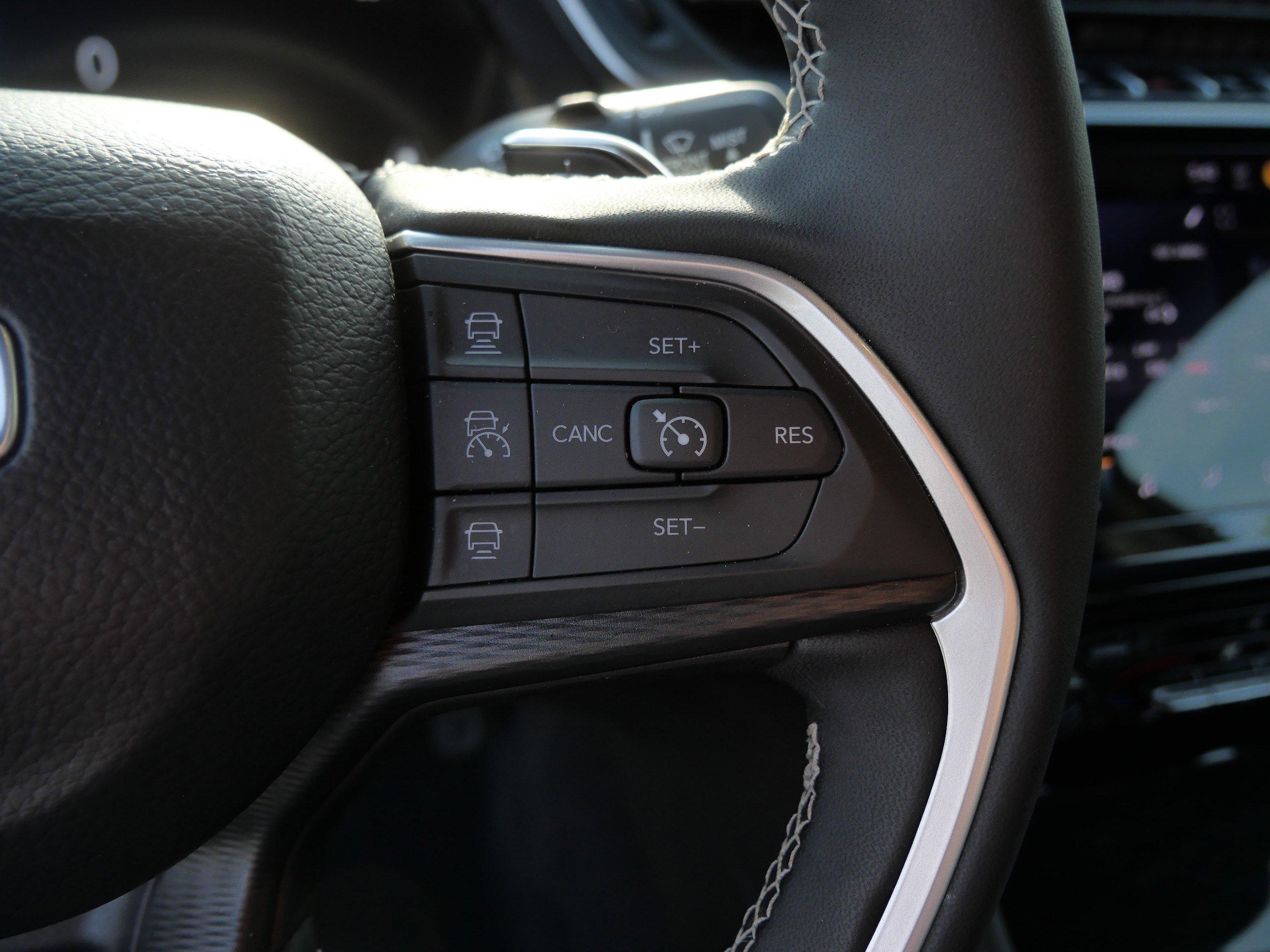 Used 2025 Diamond Black Crystal Pearlcoat Jeep Altitude image 28
