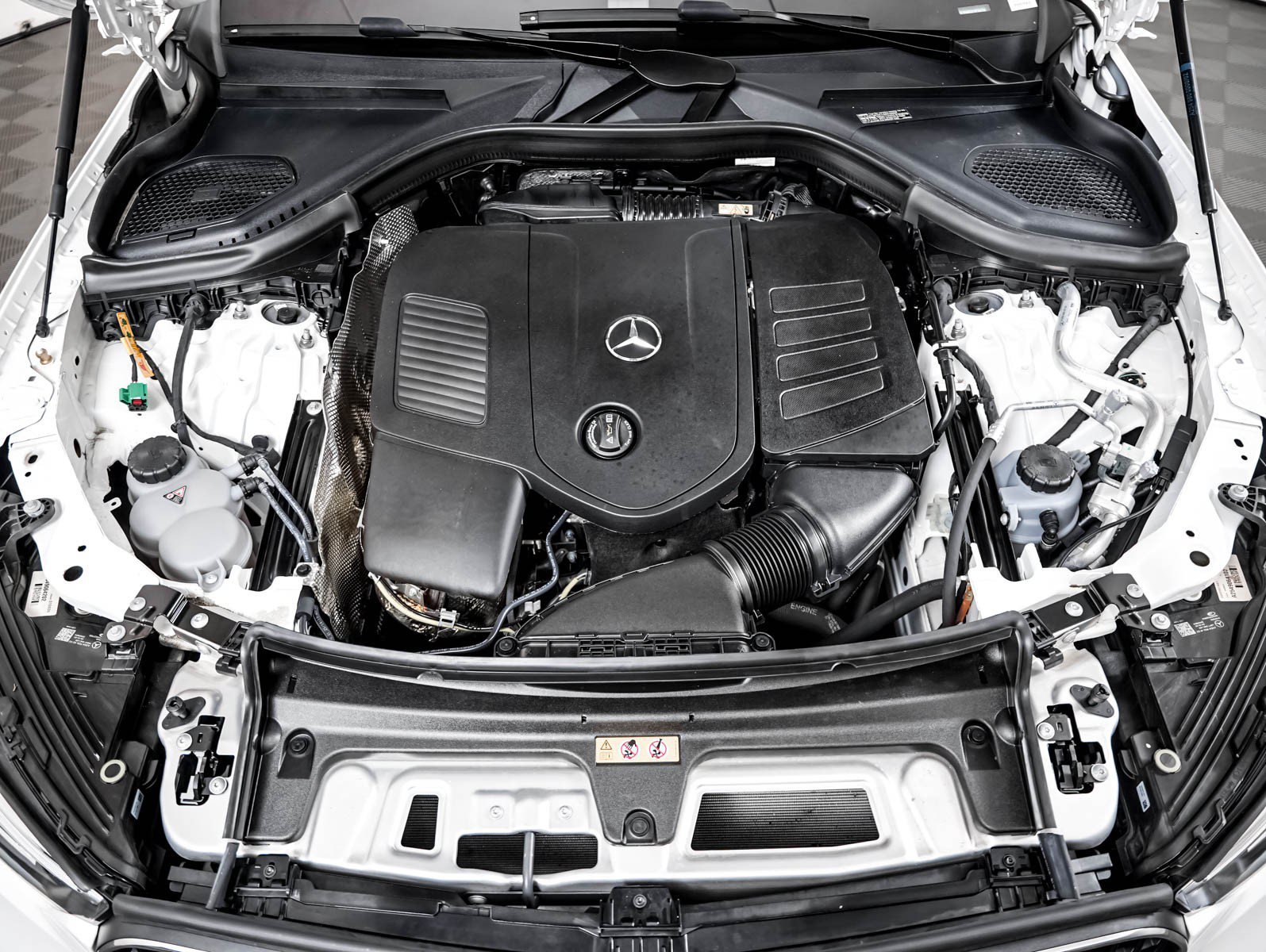 Certified Used 2025 Polar White Mercedes-Benz GLC 350e 4MATIC® SUV image 4
