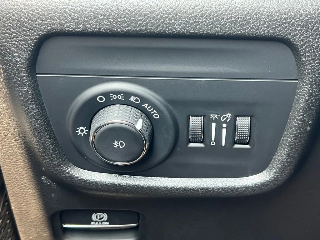 Used 2023 White Jeep Limited image 17
