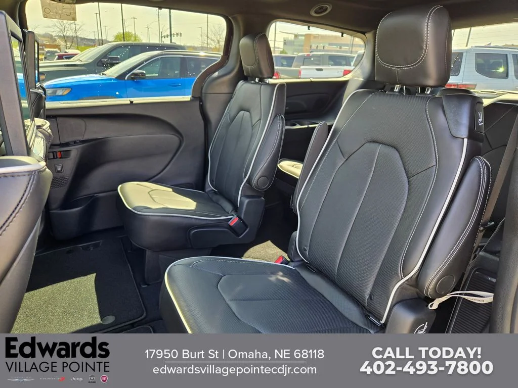 New 2026 Diamond Black Crystal Pearl-Coat Exterior Paint Chrysler Limited image 28