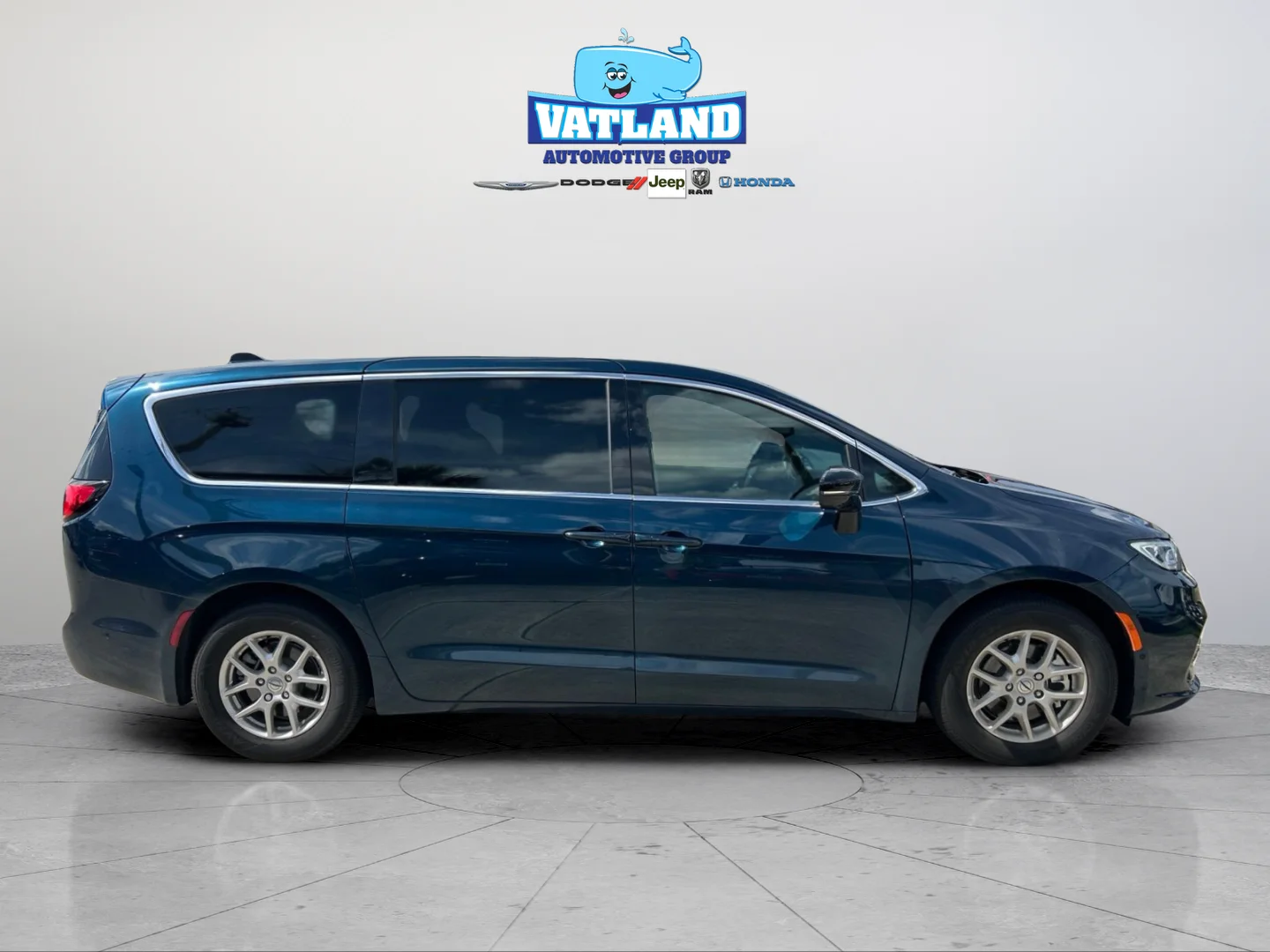 Used 2025 Blue Pearl Chrysler Select image 6