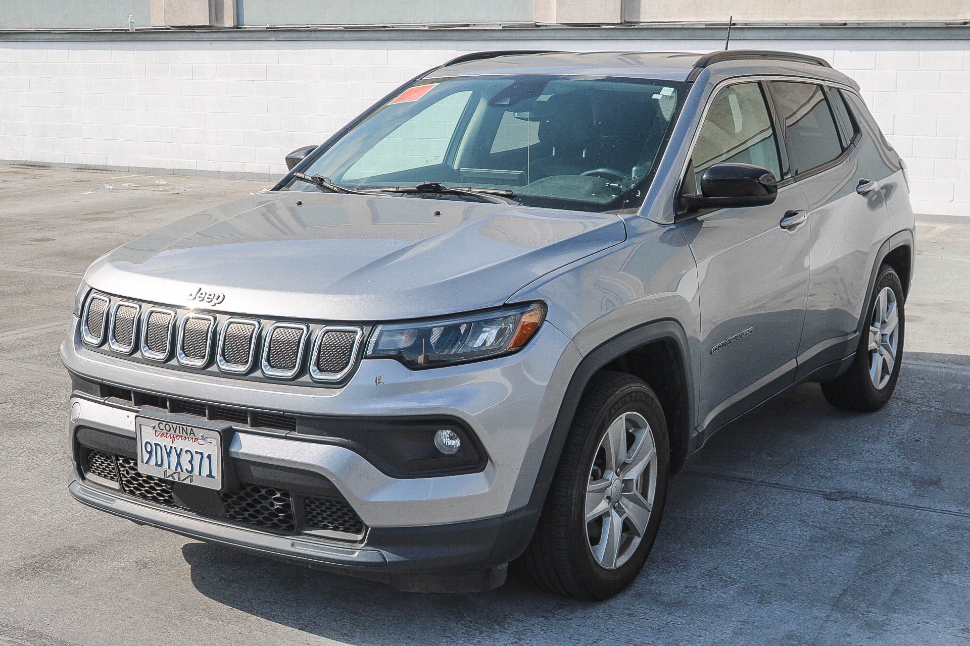 Used 2022 Billet Silver Metallic Clearcoat Jeep Latitude image 4