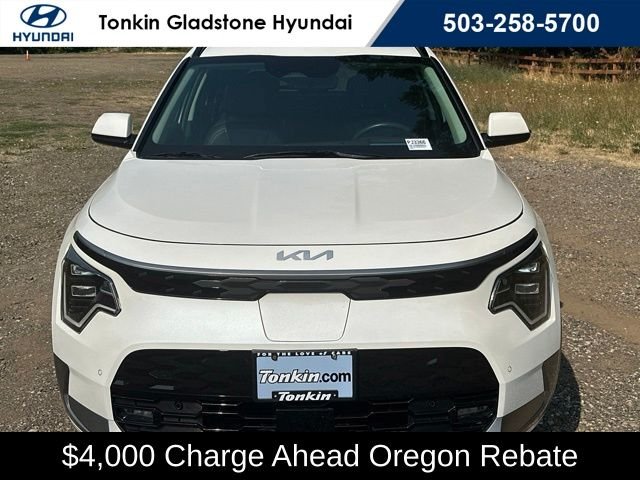 Used 2023 Snow White Pearl Kia Wave image 3