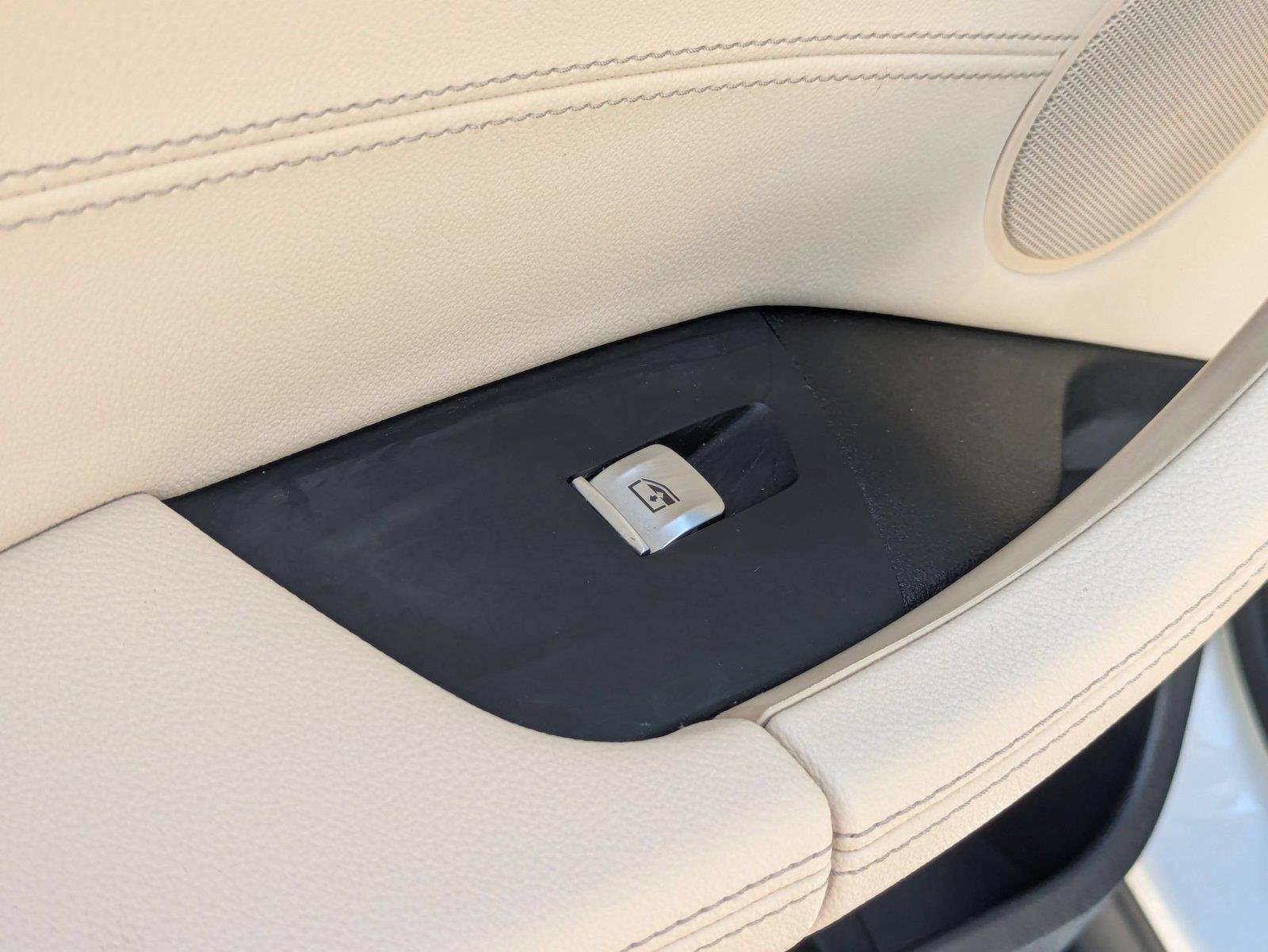 Used 2020 Alpine White BMW sDrive30i image 26