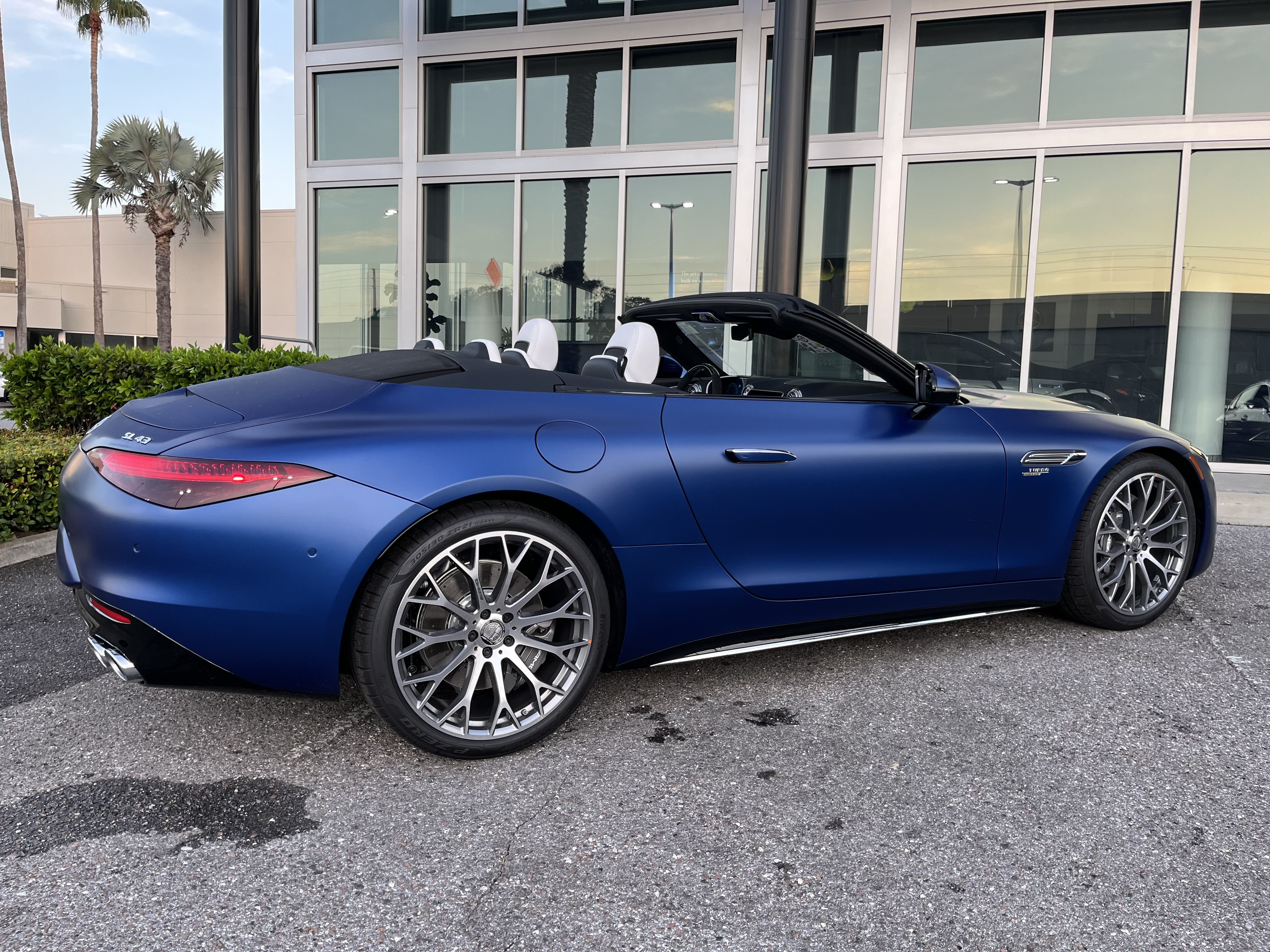 New 2026 MANUFAKTUR Starling Blue Magno Mercedes-Benz AMG® SL 43 image 7