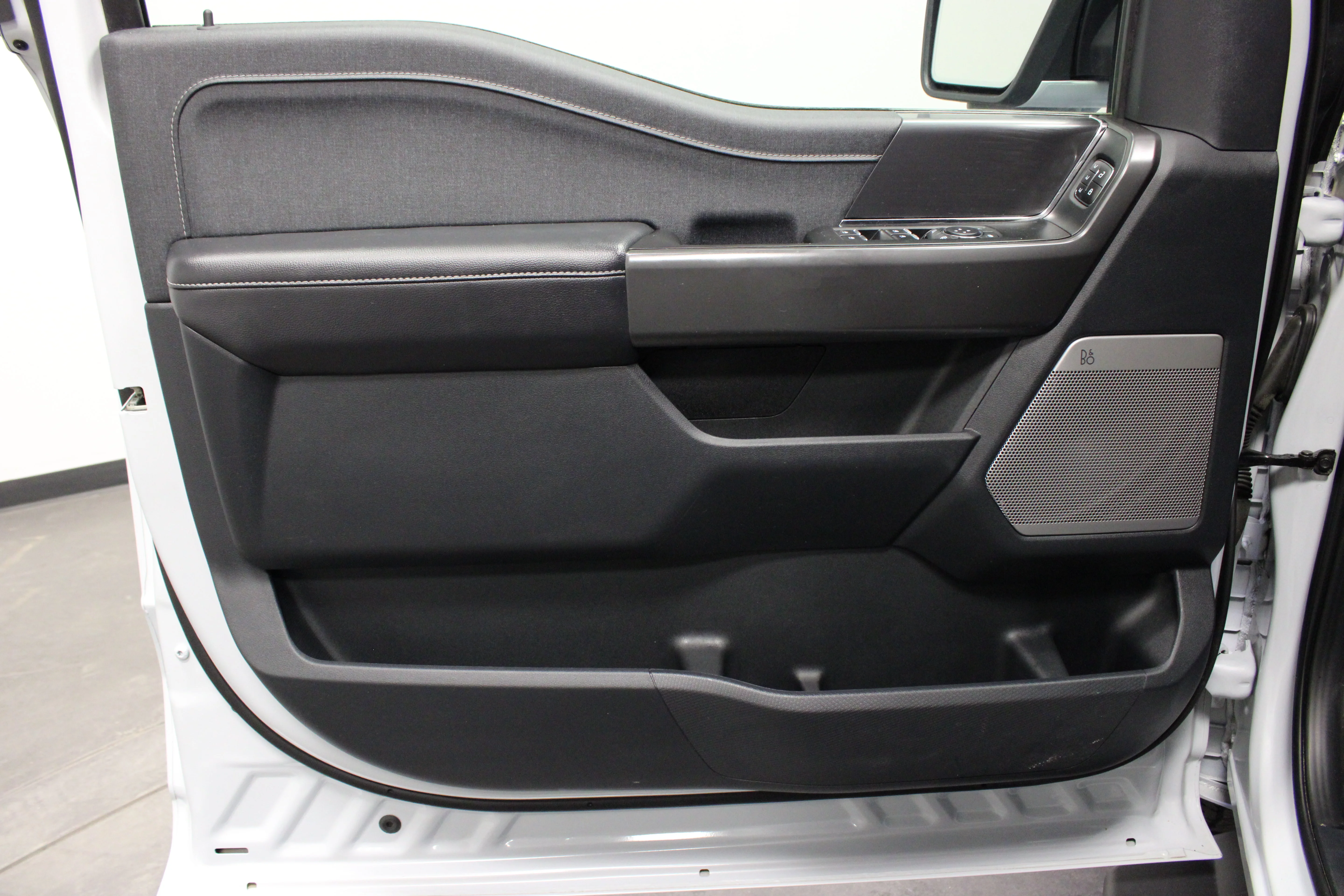 Used 2025 Space White Metallic Ford LARIAT image 13