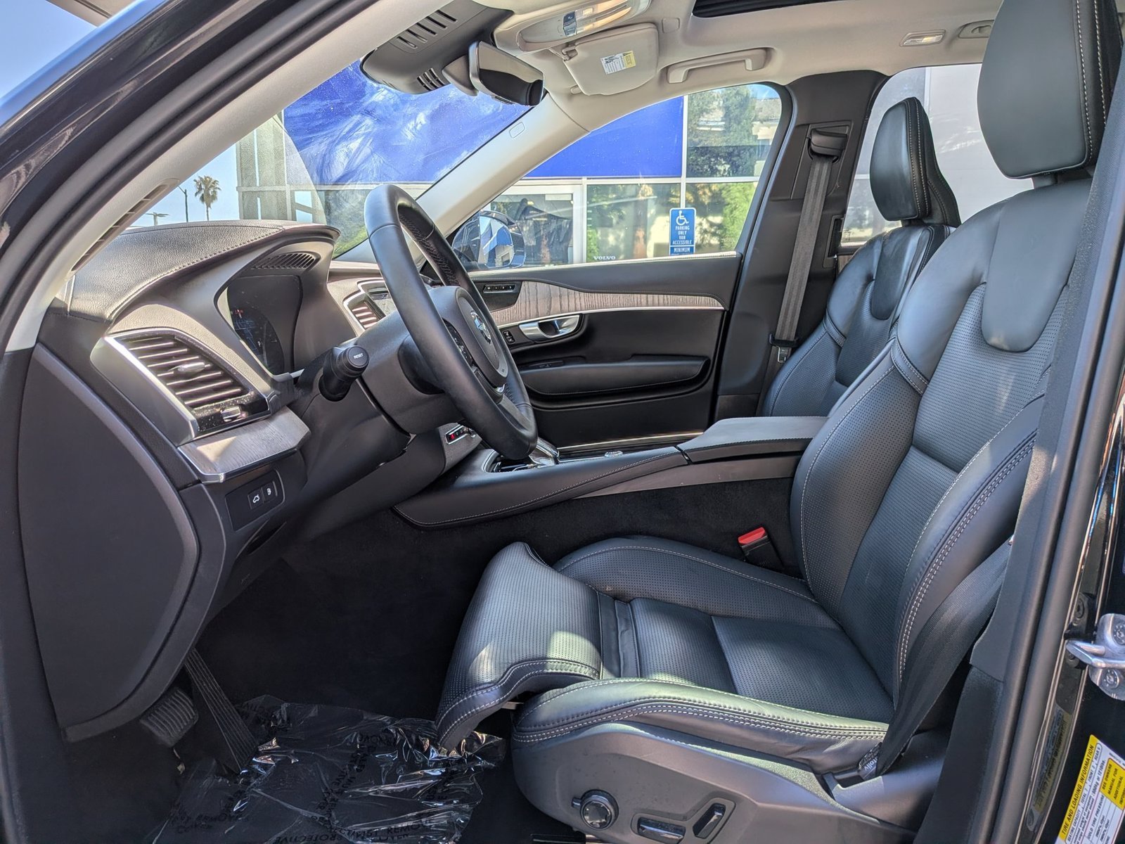 Used 2024 Onyx Black Metallic Volvo Ultimate Bright Theme image 17