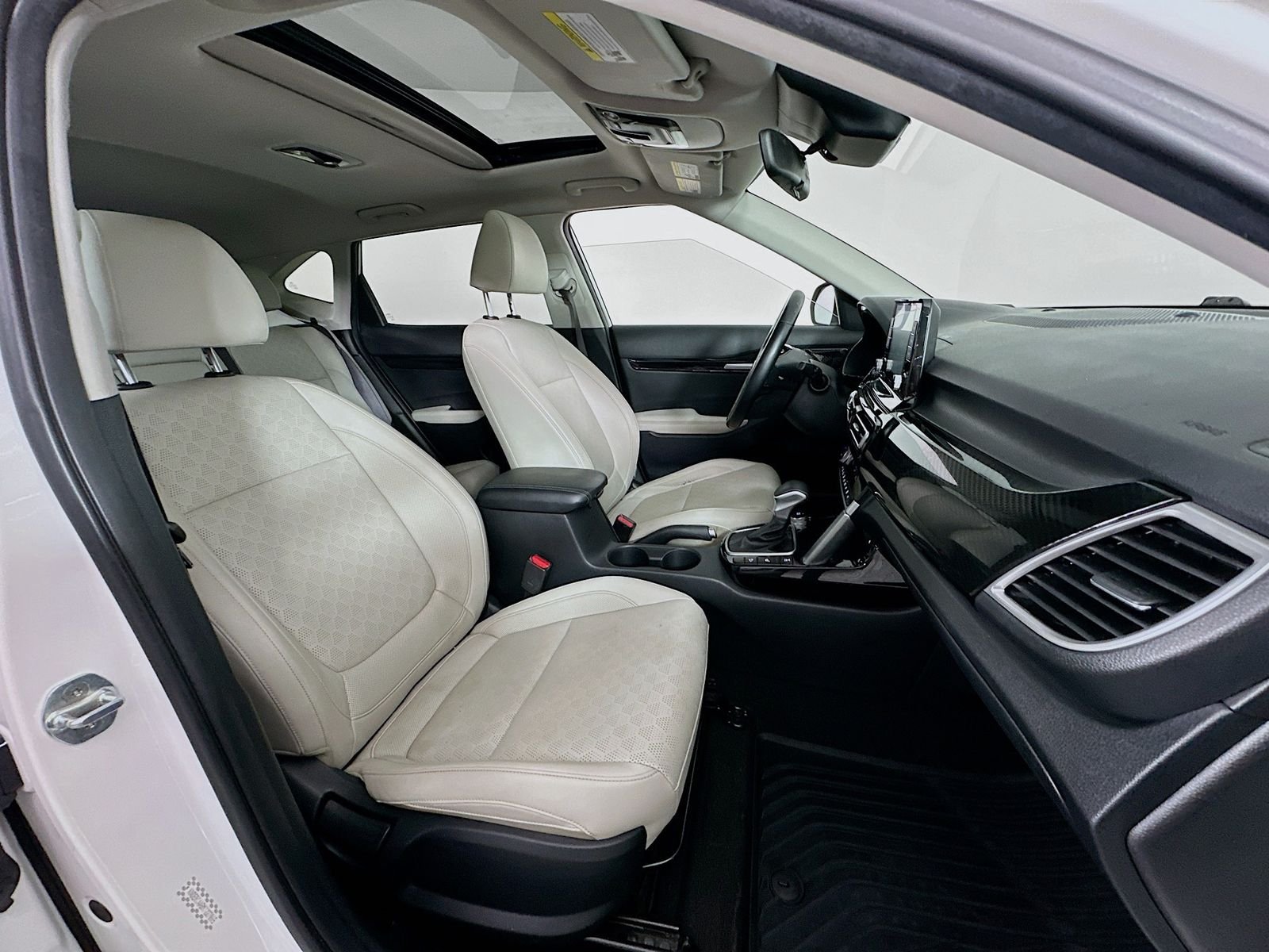 Used 2021 Snow White Pearl Kia EX image 28