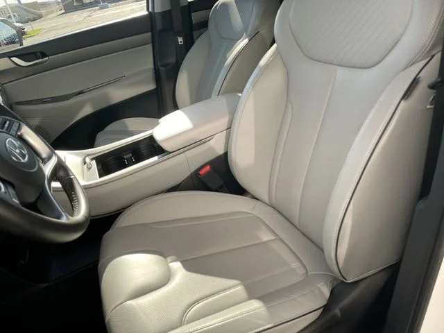 Used 2025 White Hyundai SEL image 11