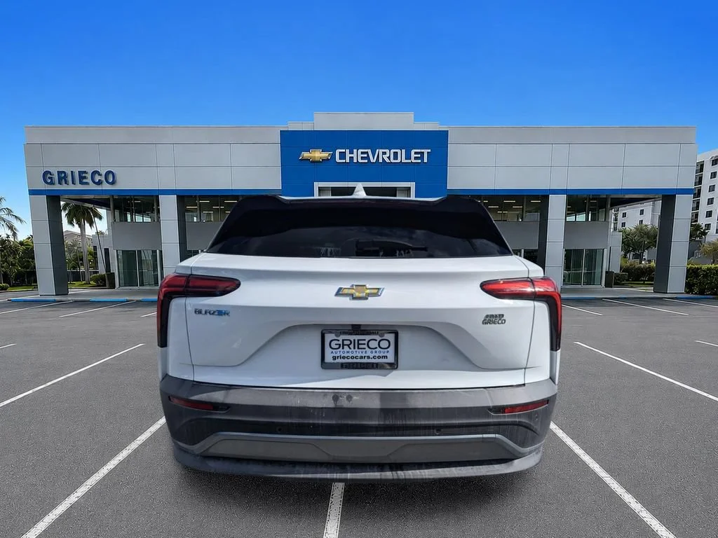 New 2025 Summit White Chevrolet LT image 10