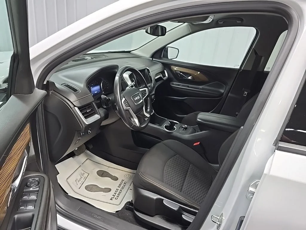 Used 2021 White GMC SLE image 28