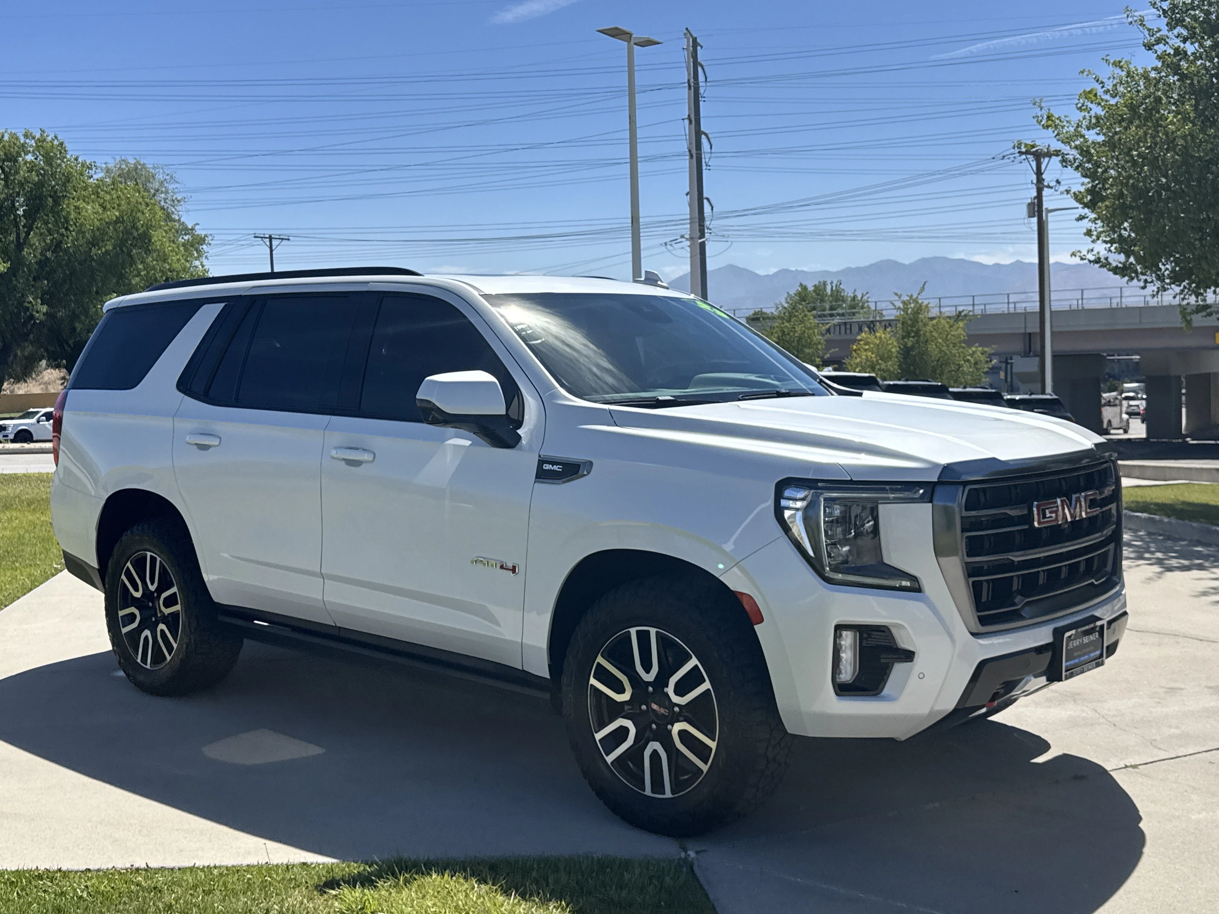 Used 2023 White Frost Tricoat GMC AT4 image 12