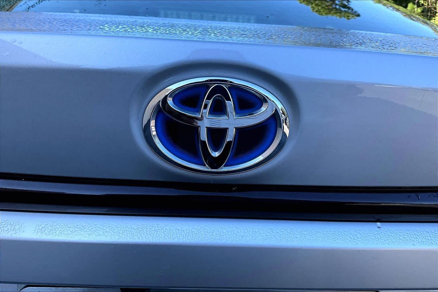 Used 2025 Classic Silver Metallic Toyota Hybrid LE image 31