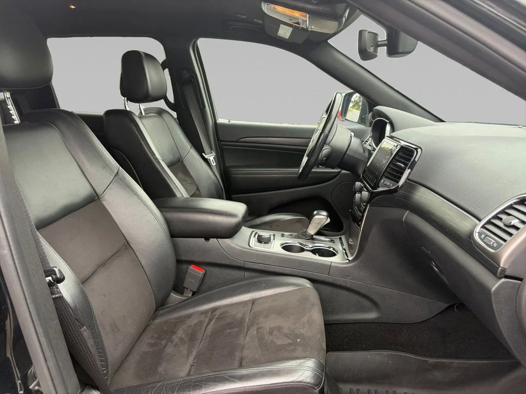 Used 2020 Black Jeep Laredo image 17