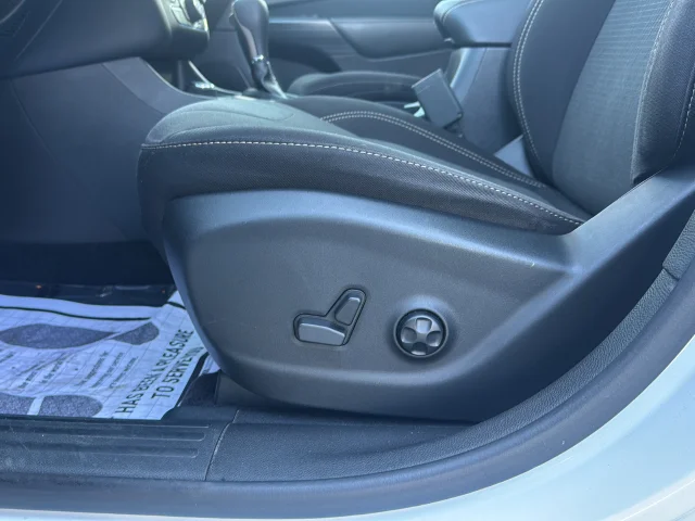 Used 2017 White Jeep Latitude image 18