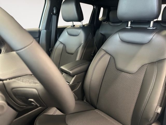 New 2026 Silver Zynith Metallic Clear-Coat Exterior Paint Jeep Latitude Altitude image 12