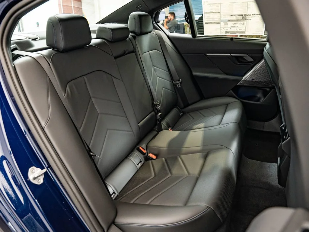 New 2027 Tanzanite Blue II Metallic BMW 550e xDrive image 43