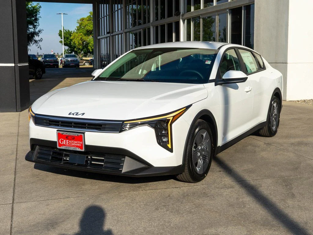 New 2025 Snow White Pearl Kia LX image 3