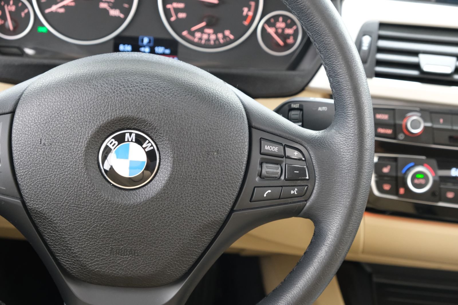 Used 2018 Alpine White BMW 320i xDrive image 13