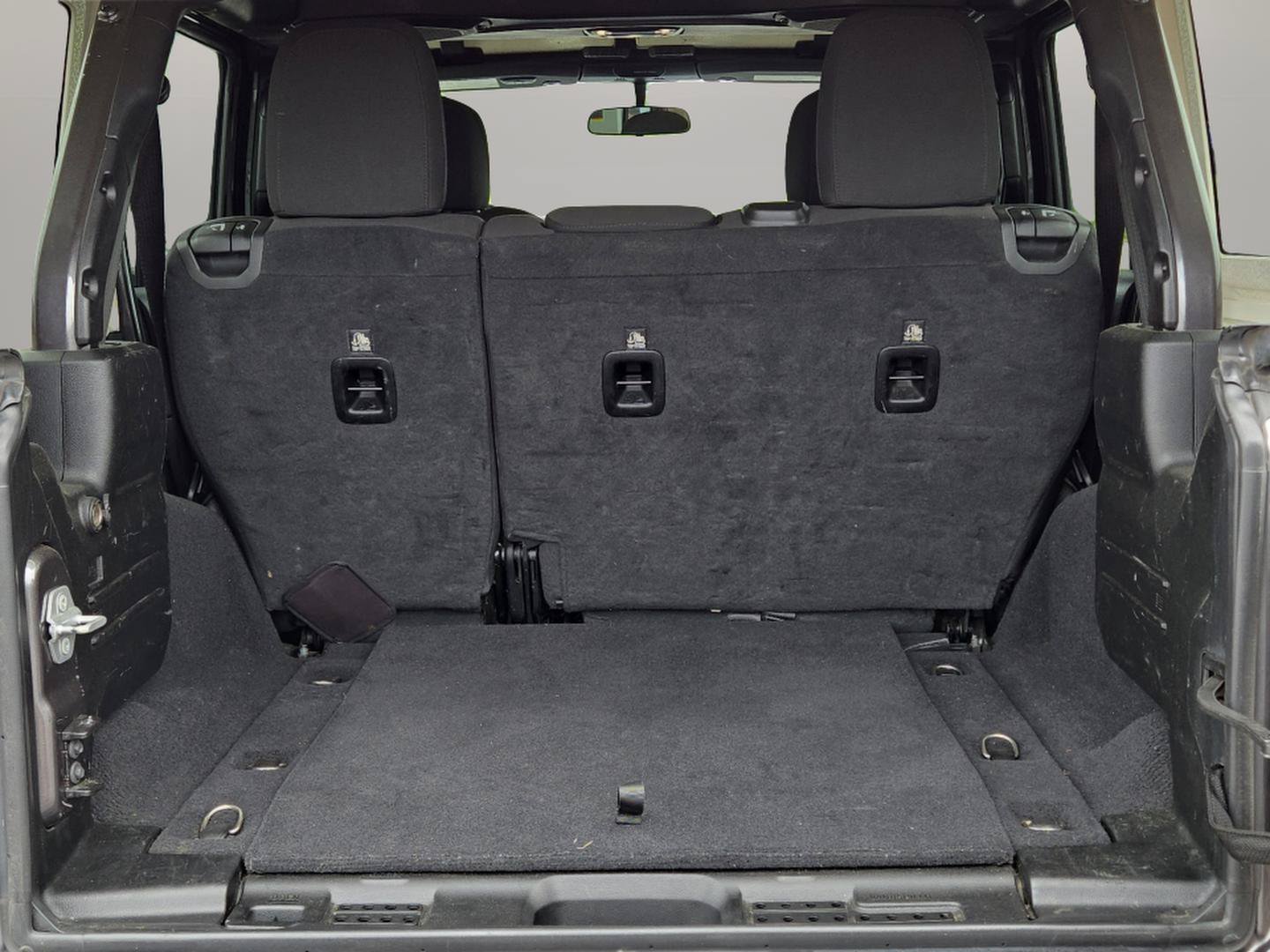 Used 2020 Gray Jeep Sahara image 9