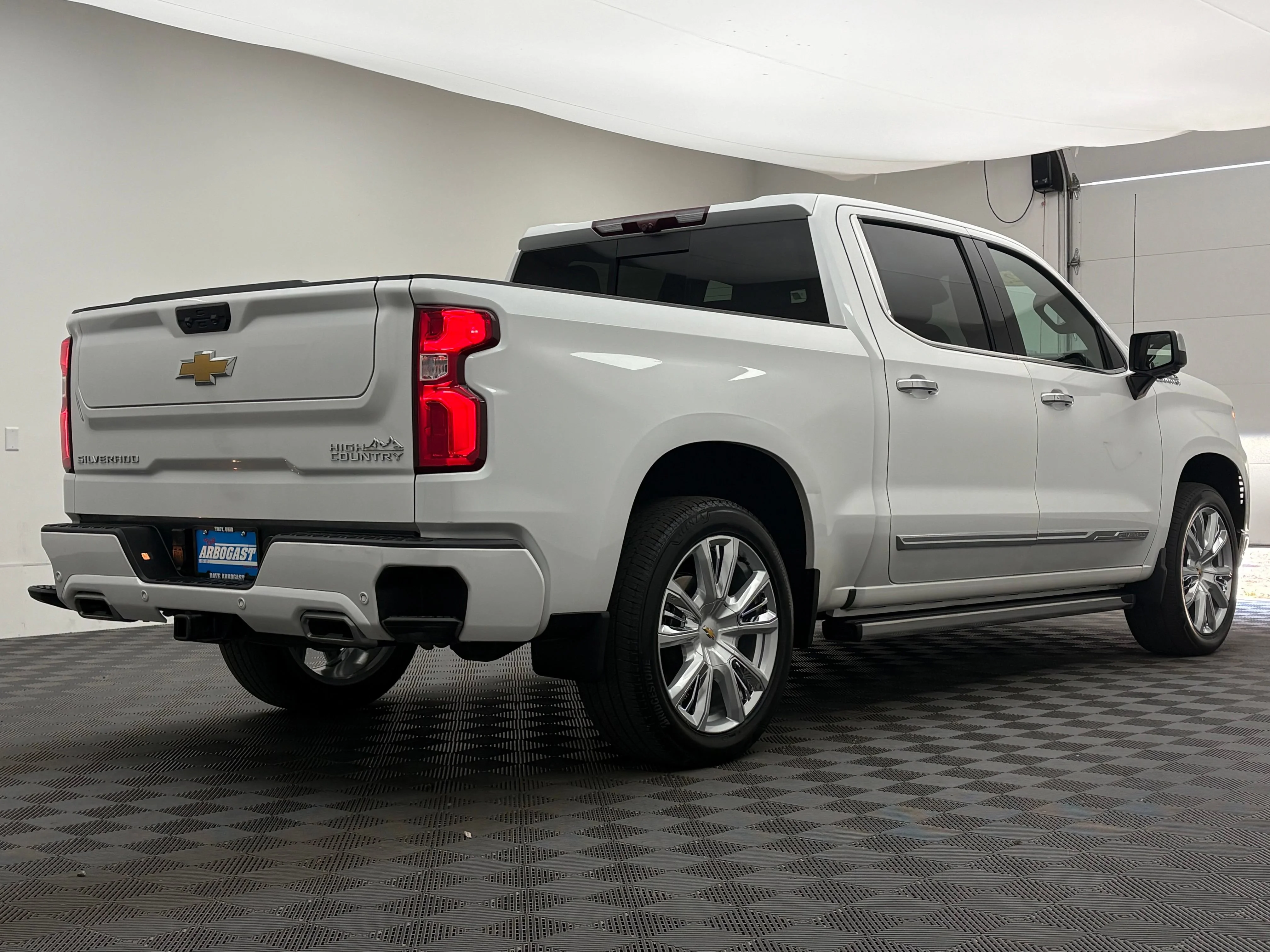 Used 2023 IRIDESCENT PEARL TRICOAT Chevrolet High Country image 9