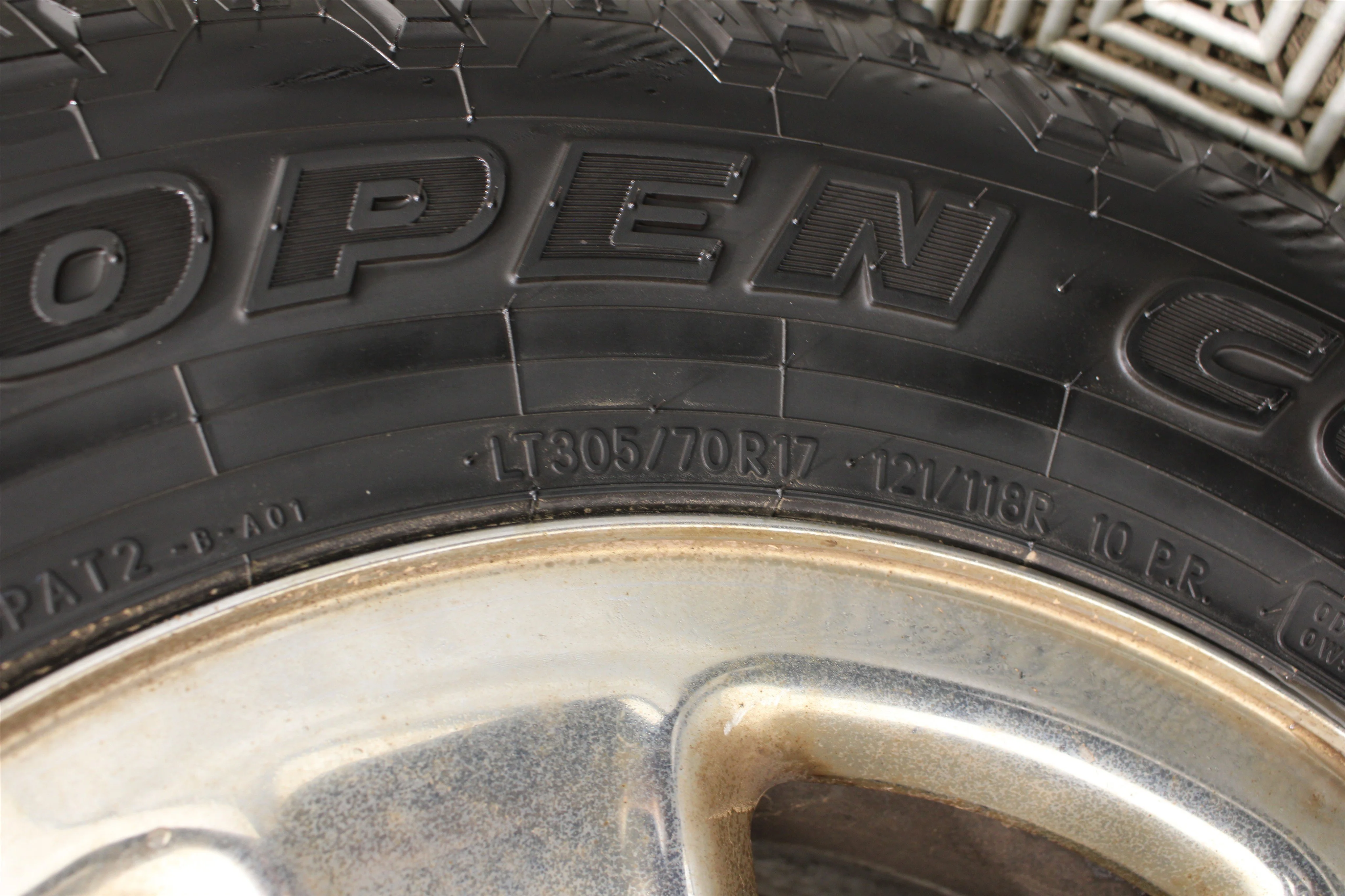 Used 2005 Bright White Dodge SLT image 31