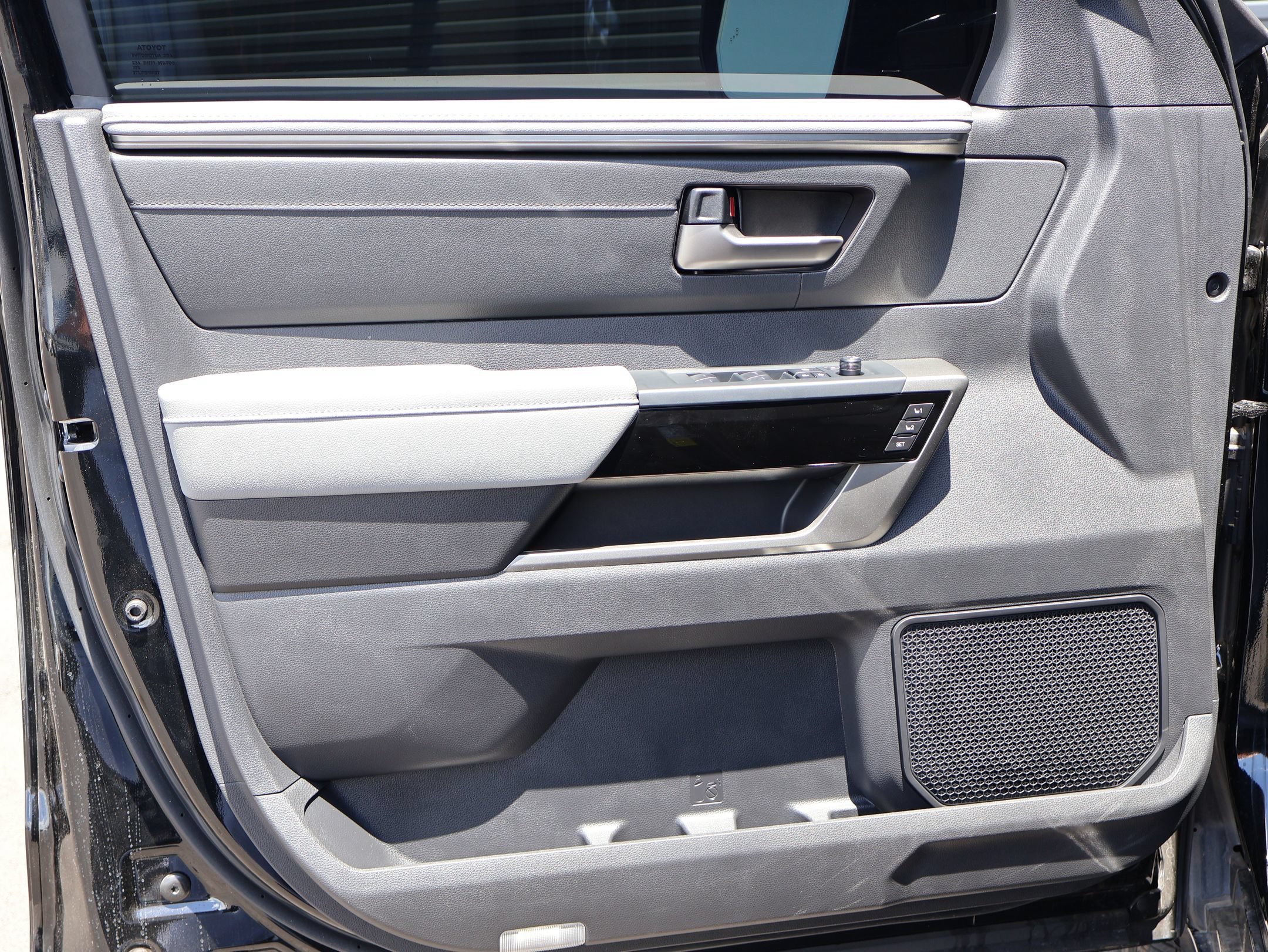 2025 Toyota Tundra Limited - Photo 10