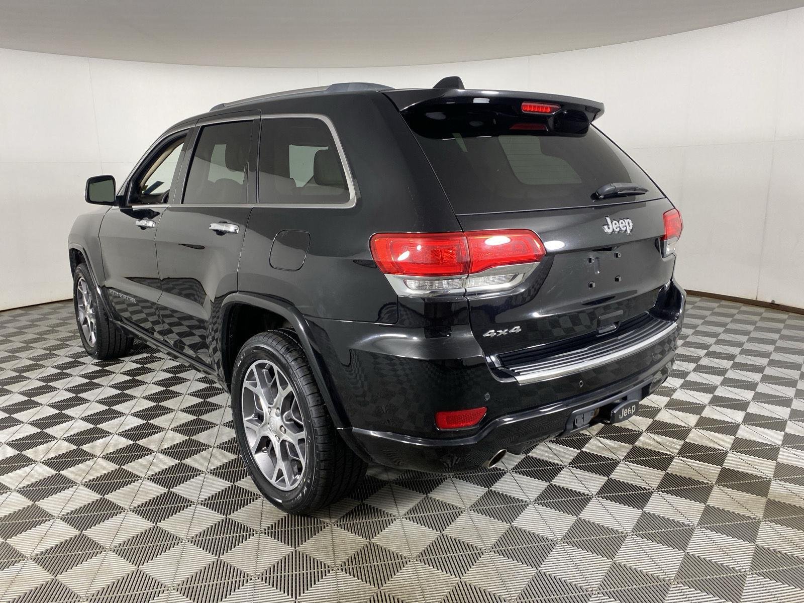 Used 2020 Diamond Black Crystal Pearlcoat Jeep Overland image 15