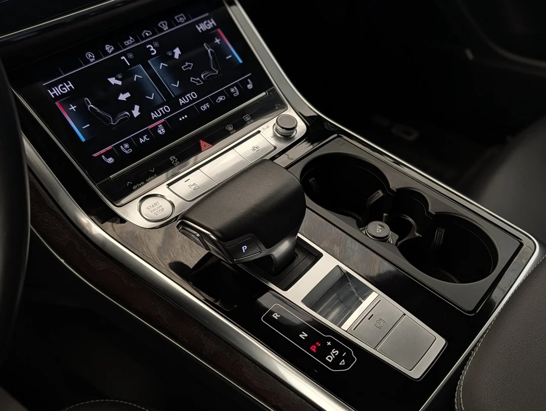Used 2019  Audi Technik - S-Line - Leather - Sunroof - HUD - Healed/Ventilated Seats image 19