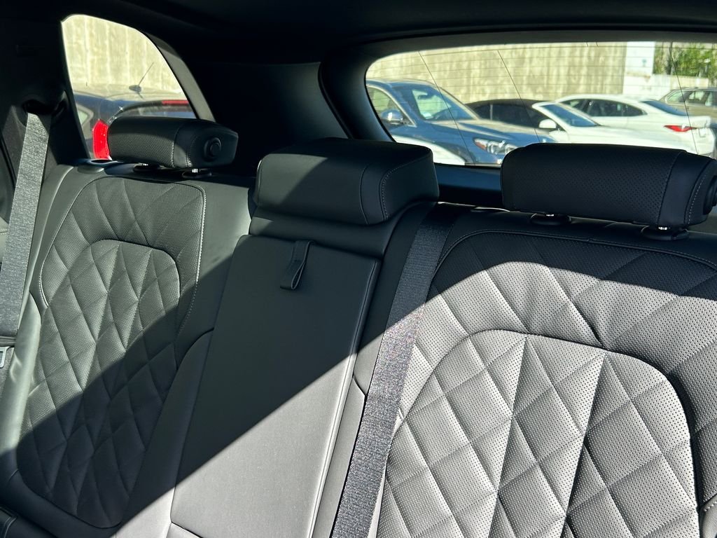 New 2026 Black Sapphire Metallic BMW xDrive40i image 32