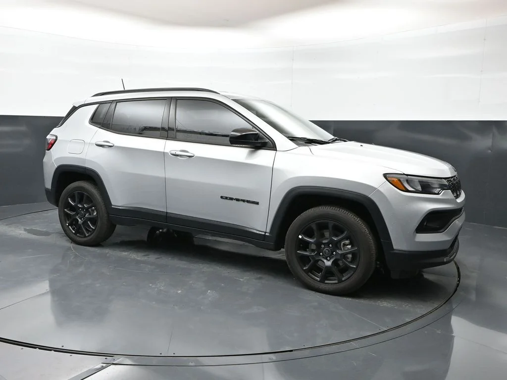 New 2026 Silver Zynith Metallic Clear-Coat Exterior Paint Jeep Latitude image 26
