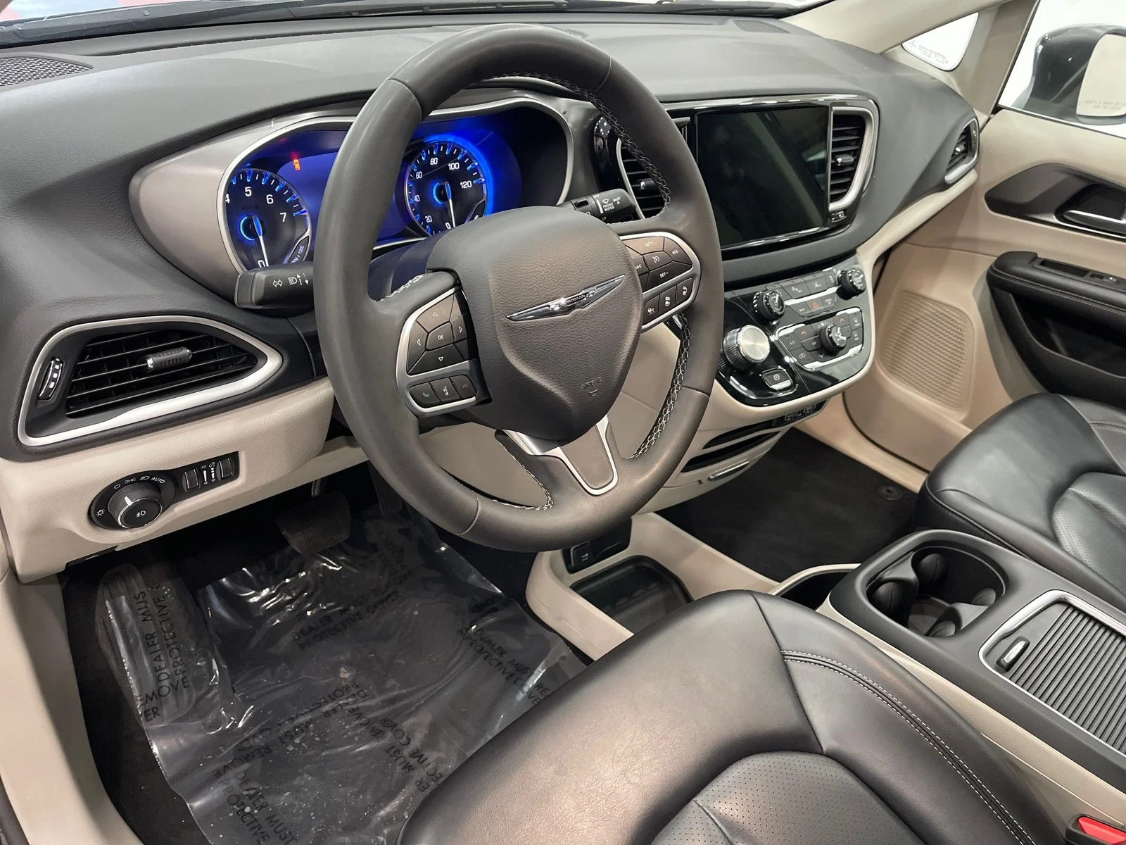 Used 2023 Brilliant Black Crystal Pearlcoat Chrysler Touring L image 13