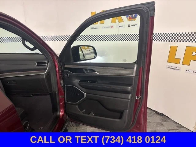 Used 2024 Velvet Jeep Series II image 24