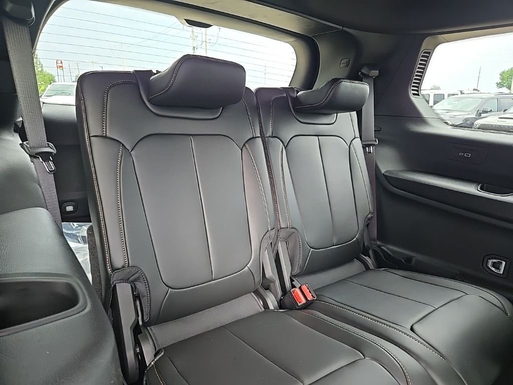 New 2026 Diamond Black Crystal Pearl-Coat Exterior Paint Jeep  image 93