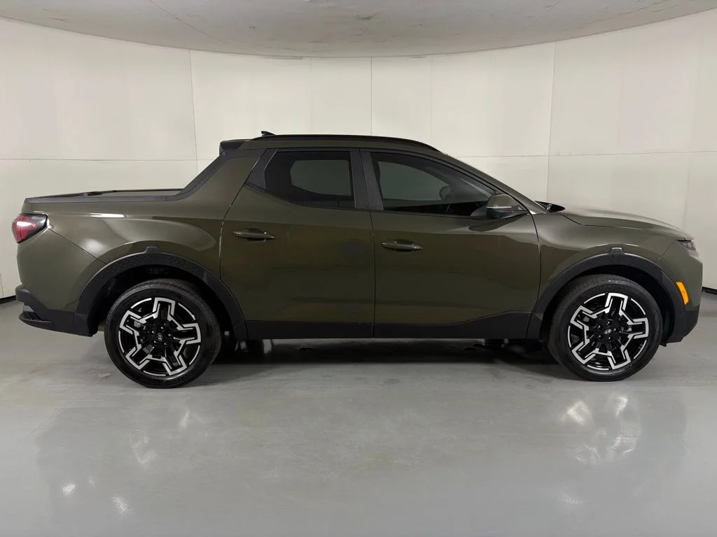 Used 2025 Green Hyundai Limited image 9