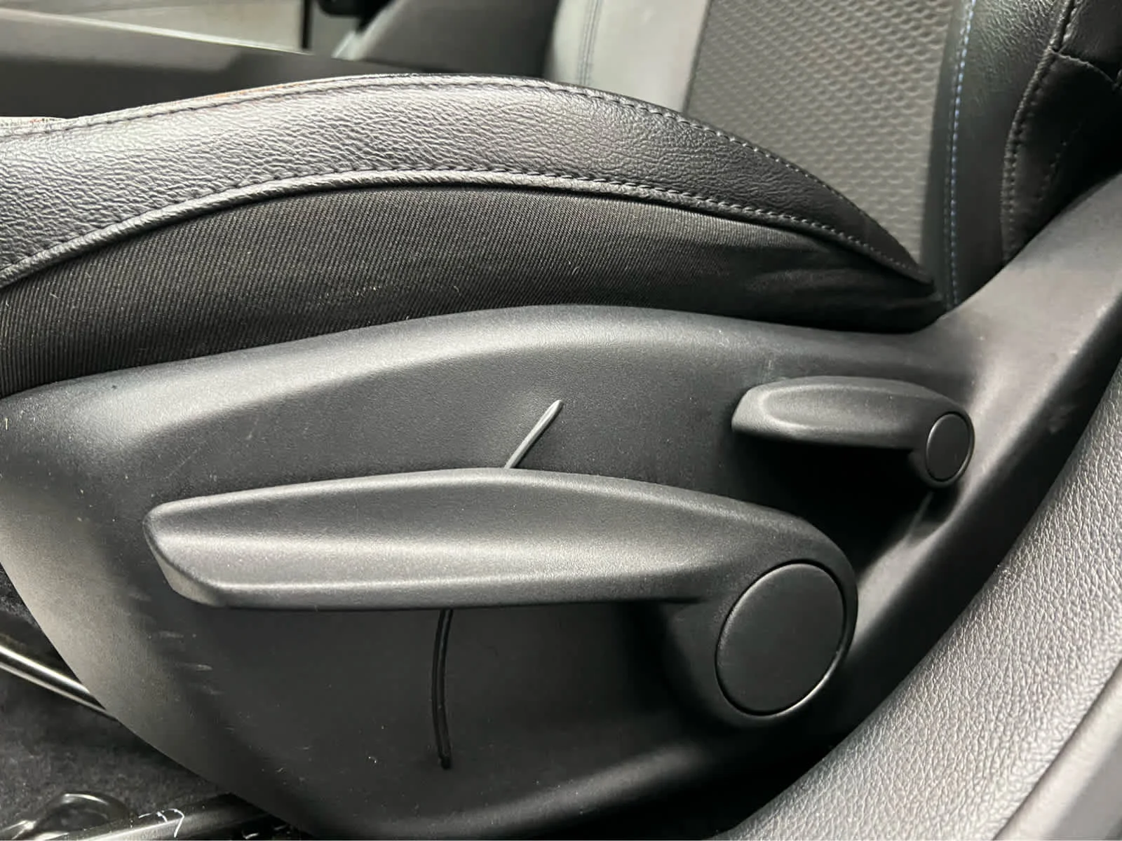 Used 2024 Diamond Black Crystal Pearlcoat Jeep Latitude image 6