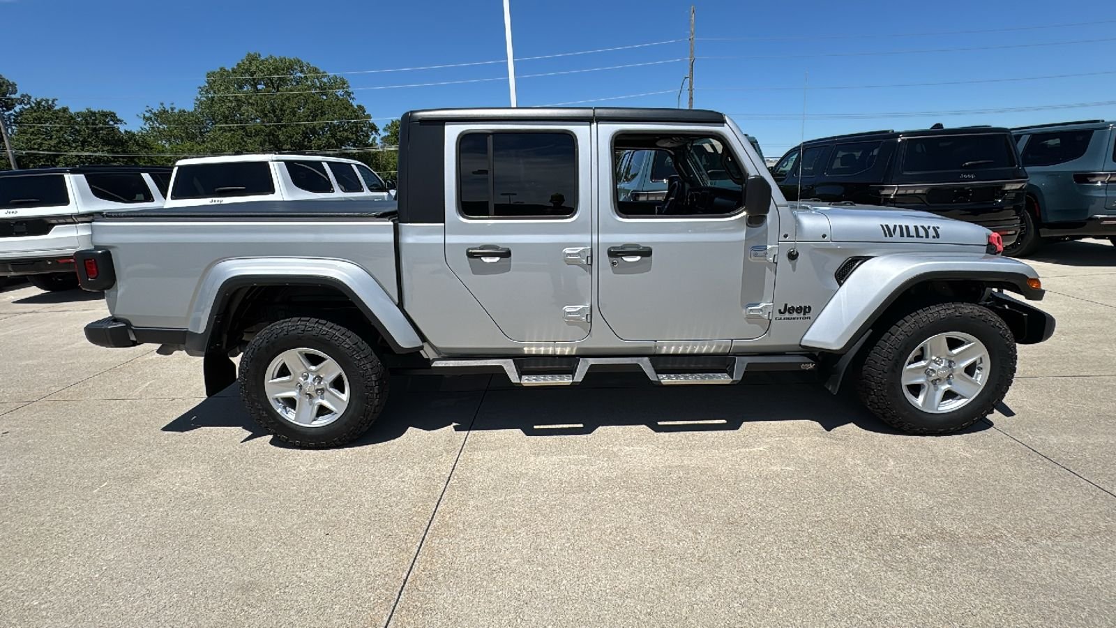Certified Used 2022 Silver Jeep Sport image 17