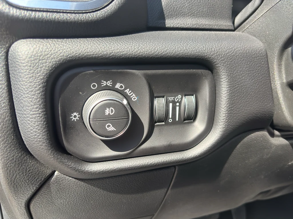 New 2026 Silver-Zynith Exterior Paint RAM Laramie image 15