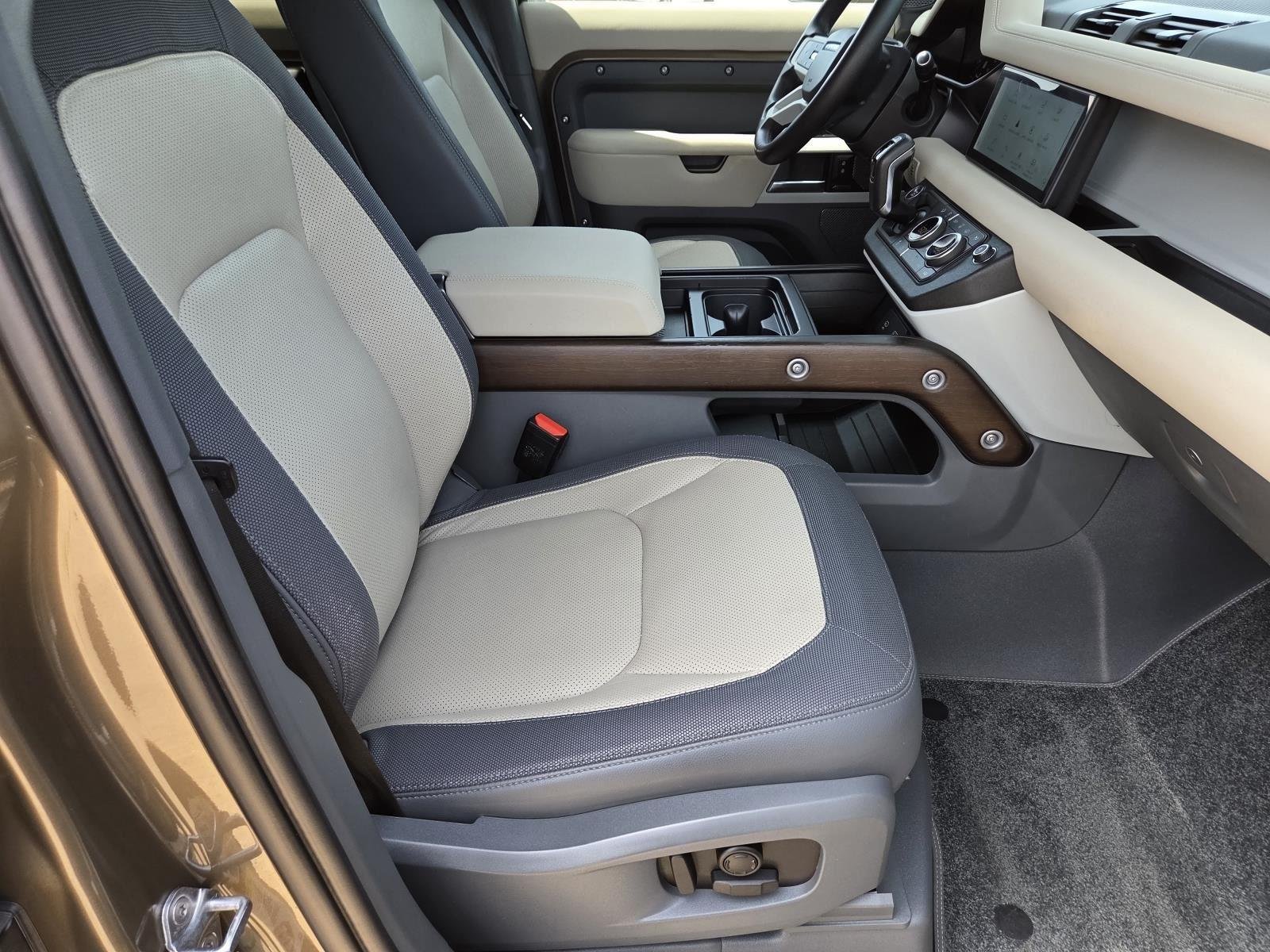 Used 2023  Land Rover X-Dynamic SE image 41
