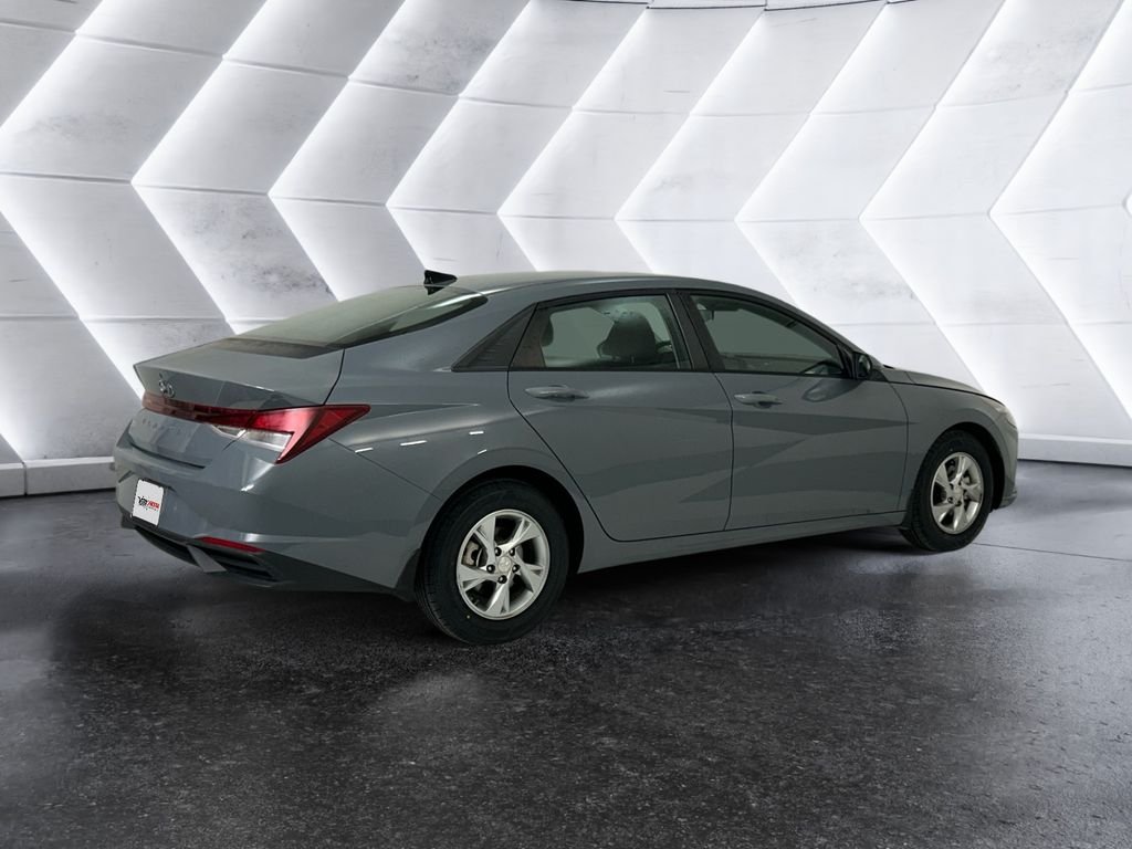 Used 2022 Gray Hyundai SE image 4