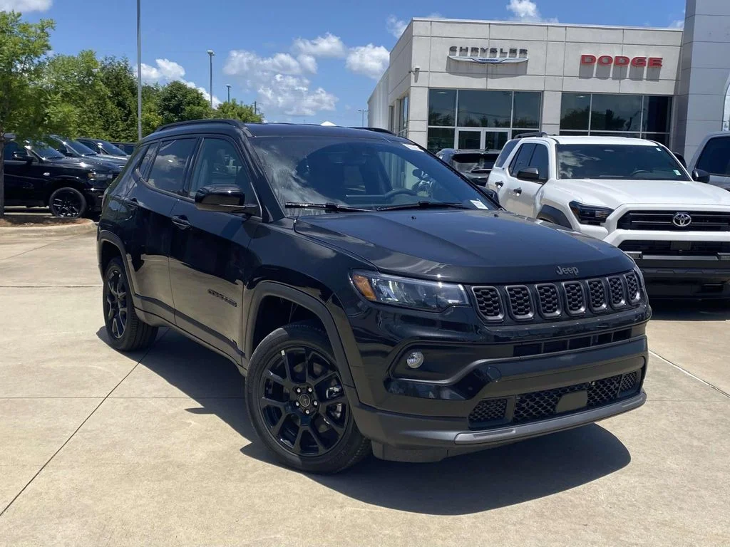 New 2026 Diamond Black Crystal Pearlcoat Jeep Latitude Altitude image 32