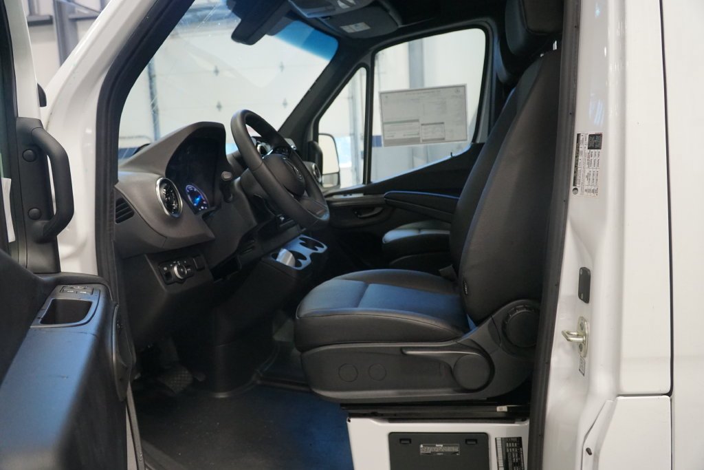 New 2025 Arctic+White Mercedes-Benz Cargo 170 WB image 32