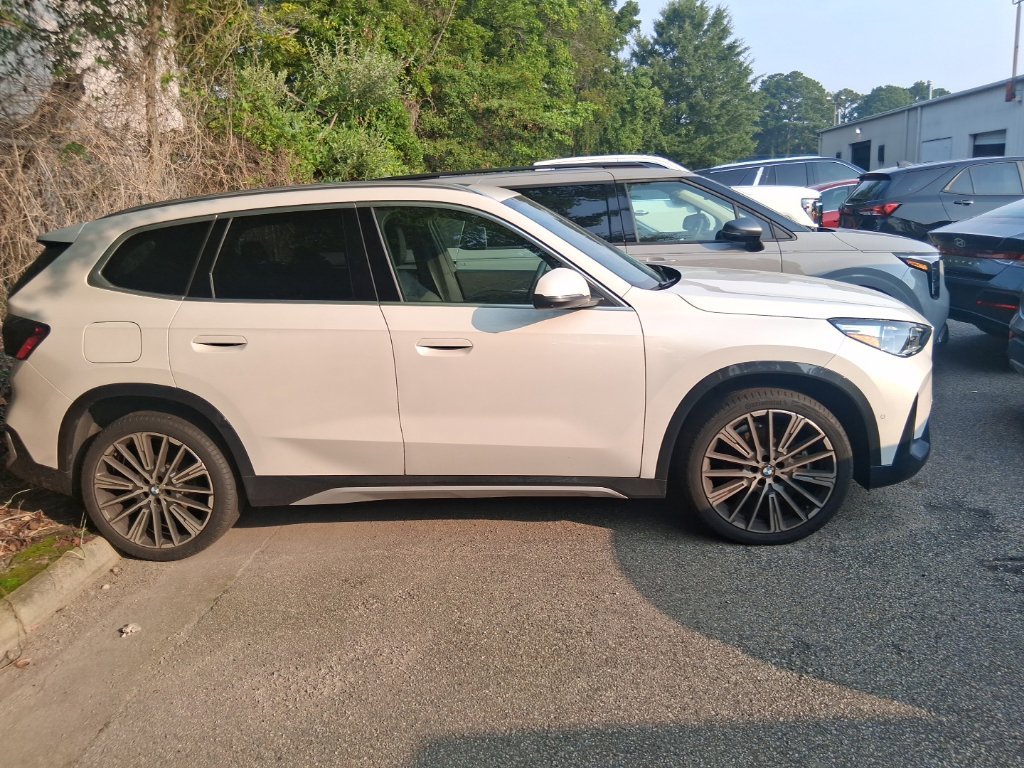 Used 2025 White BMW xDrive28i image 14