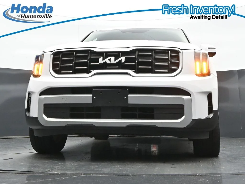 Used 2025 White Pearl Kia S image 28