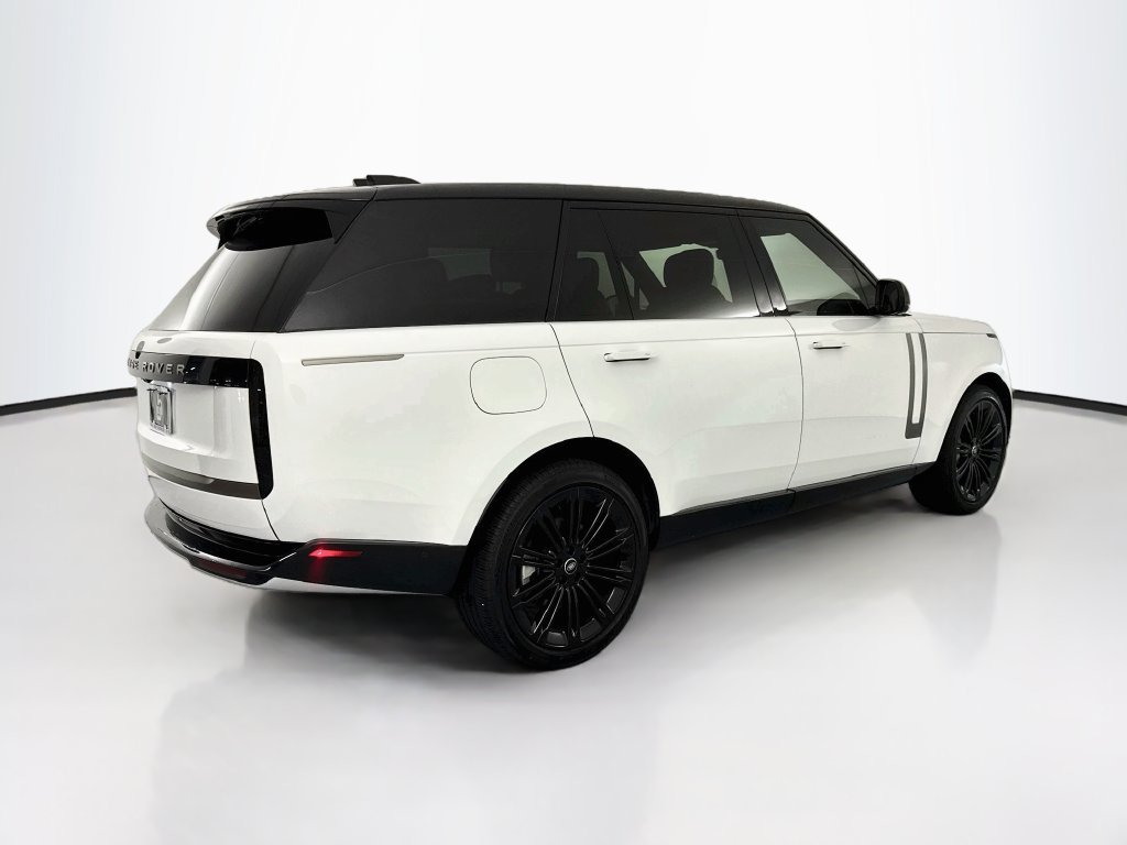 Used 2025 White Land Rover SE image 5