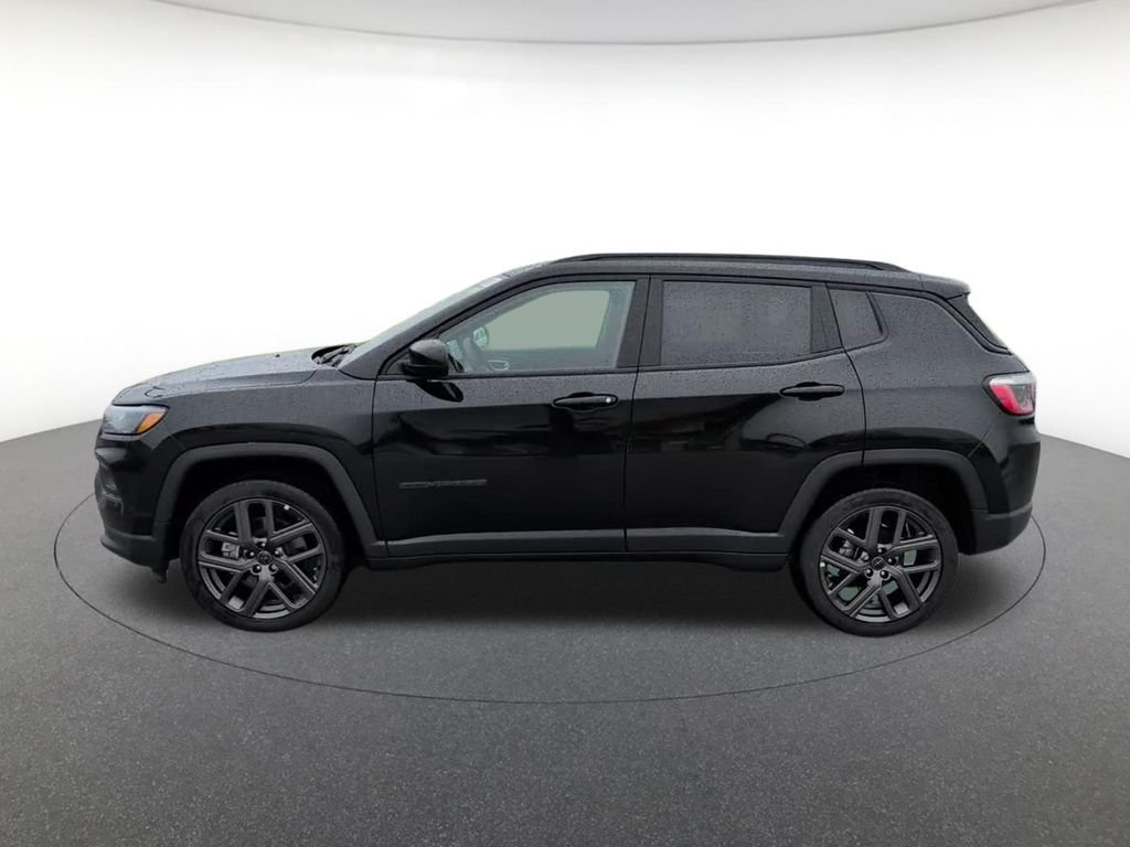 New 2026 Diamond Black Crystal Pearl-Coat Exterior Paint Jeep Latitude image 13