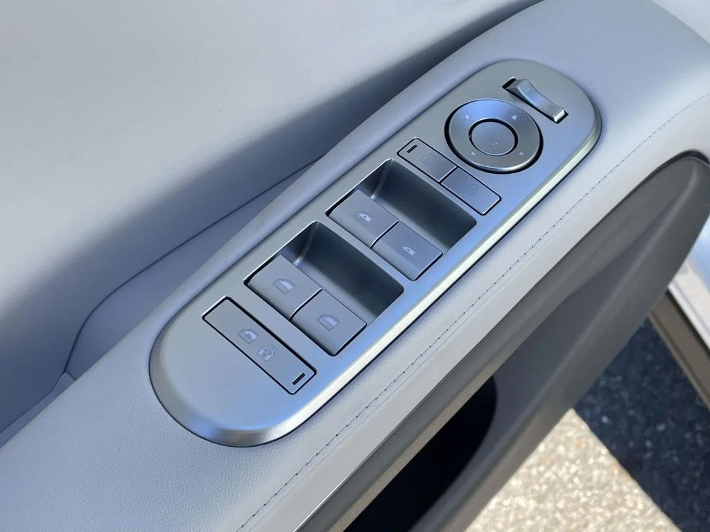 New 2026 White Hyundai SEL Premium image 15